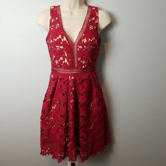 Romeo + Juliet CoutureRed Lace Fit & Flare v-neck mini Dress Small